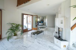 In die Jahre gekommener Innenausbau mit zu kleinen Fenstern und speziellem Grundriss