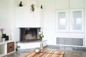 Ein gemütliches Cheminee im Wohnzimmer mit geschmackvollem Granitboden in Nürensdorf