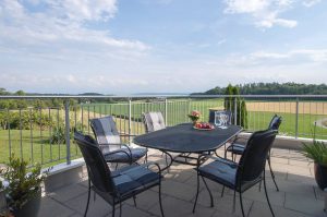 Traumaussicht von der grosszügigen und sonnigen Terrasse in Nürensdorf